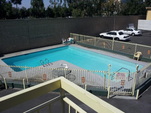 Riviera Motel image 1